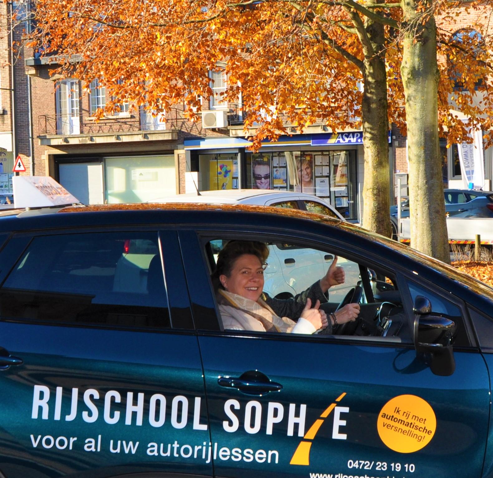 Rijschool Sophie in Limburg is jouw partner voor kwalitatieve rijlessen zowel voor jouw theoretisch als jouw praktijk examen 
